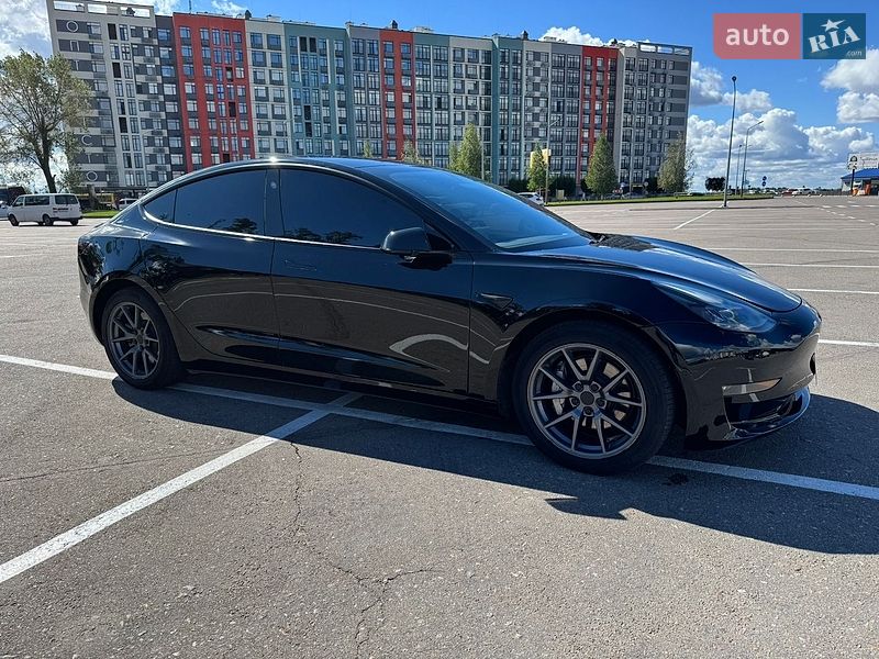 Седан Tesla Model 3 2021 в Киеве