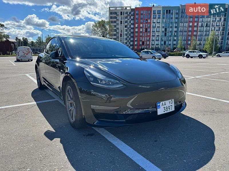 Седан Tesla Model 3 2021 в Киеве