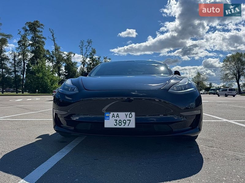 Седан Tesla Model 3 2021 в Киеве