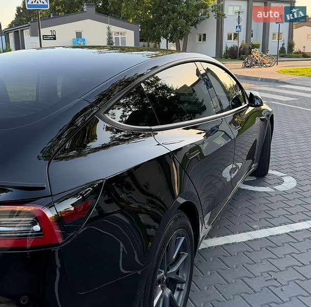 Седан Tesla Model 3 2022 в Киеве