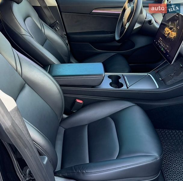 Седан Tesla Model 3 2022 в Киеве