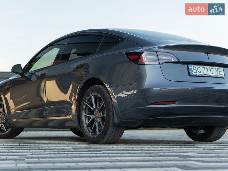 Седан Tesla Model 3 2021 в Львове