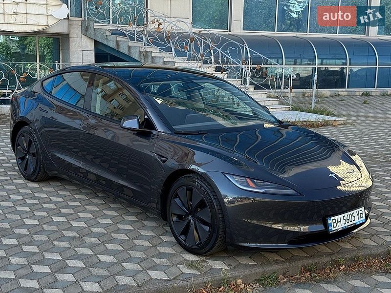 Tesla Model 3, фото з оголошення