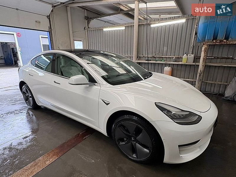 Седан Tesla Model 3 2019 в Луцке