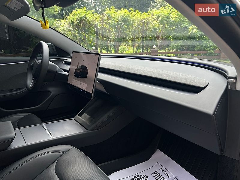 Седан Tesla Model 3 2025 в Самборе