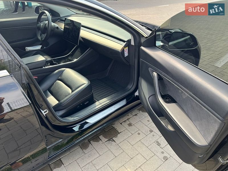 Седан Tesla Model 3 2019 в Ужгороде