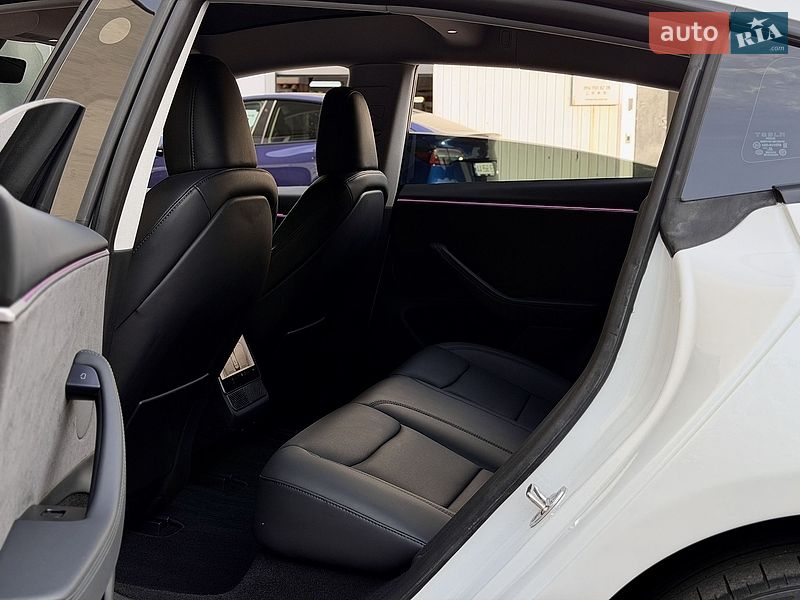 Седан Tesla Model 3 2024 в Києві