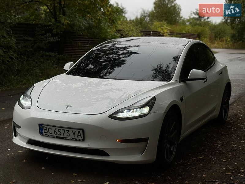 Седан Tesla Model 3 2021 в Львові