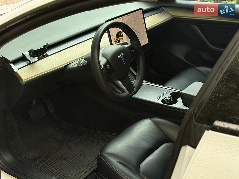 Седан Tesla Model 3 2021 в Львове