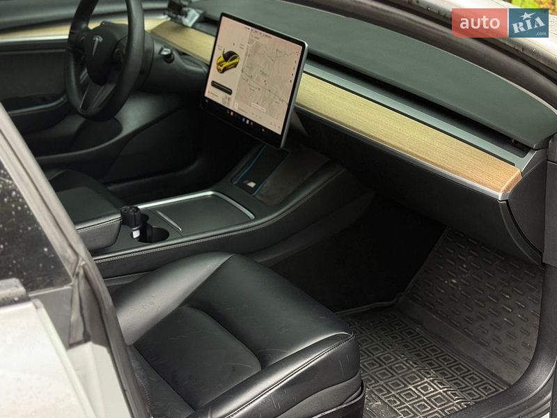 Седан Tesla Model 3 2021 в Львове