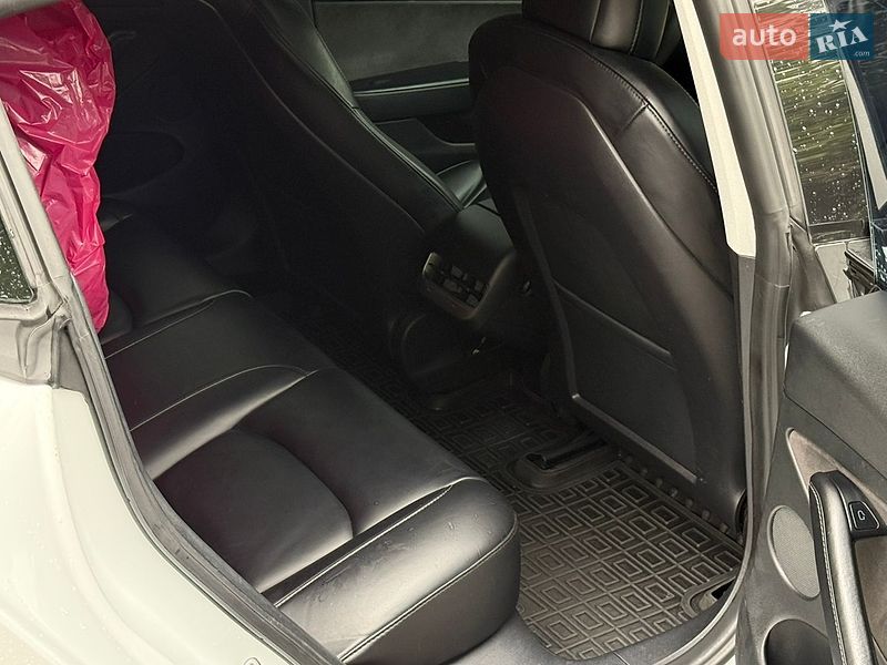 Седан Tesla Model 3 2021 в Львове