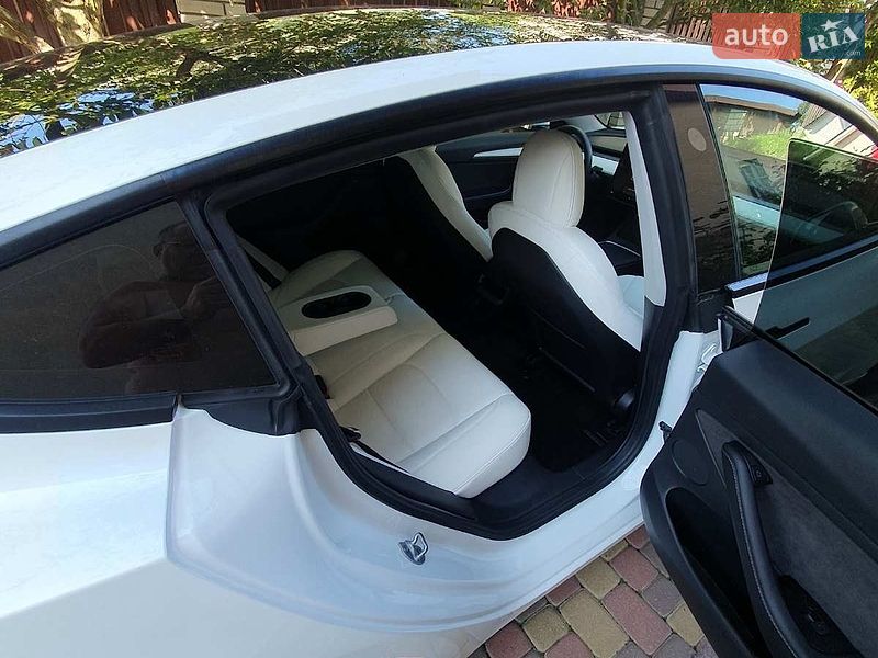 Седан Tesla Model 3 2022 в Львове