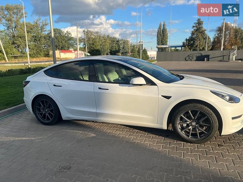 Седан Tesla Model 3 2021 в Києві