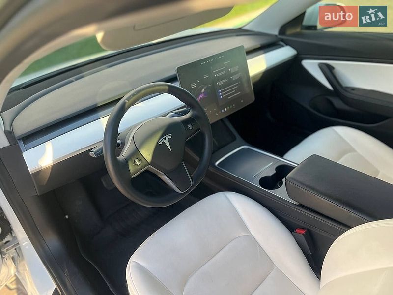Седан Tesla Model 3 2021 в Києві
