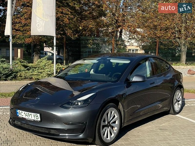 Tesla Model 3, photos from the listing