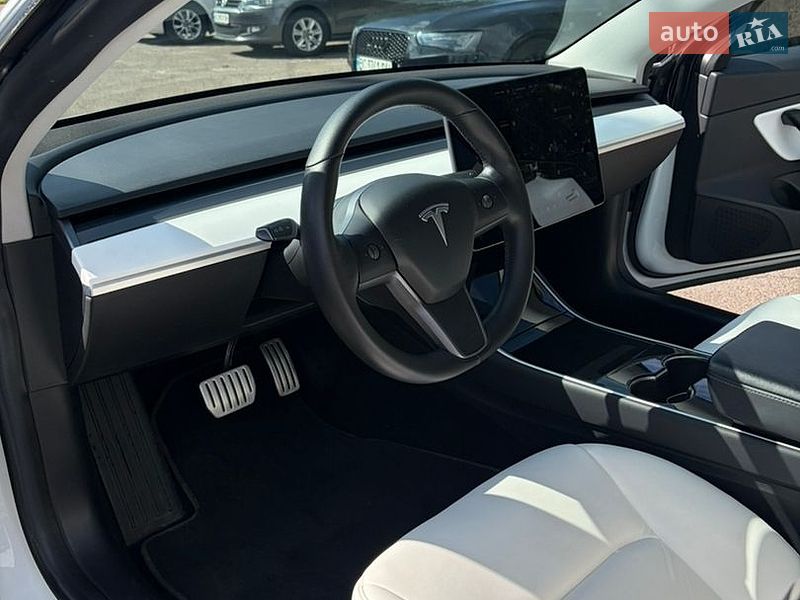 Седан Tesla Model 3 2019 в Львове