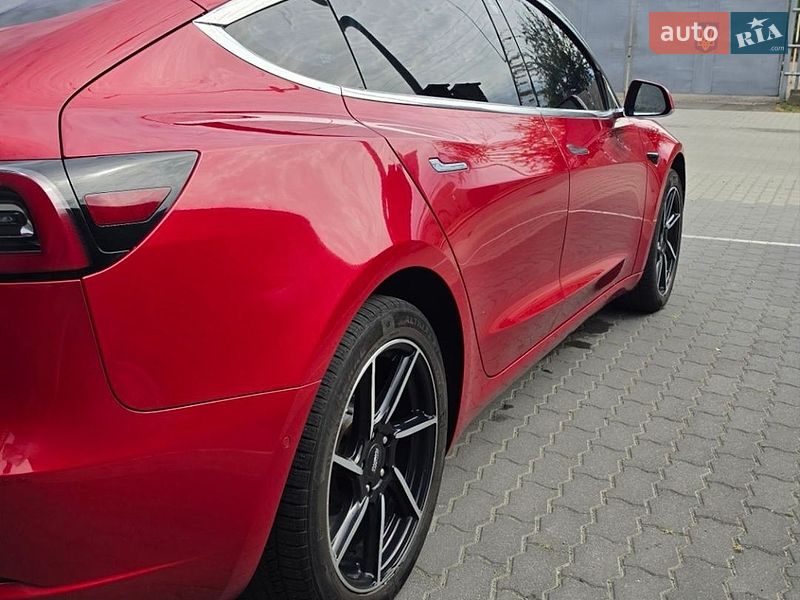 Седан Tesla Model 3 2018 в Ужгороде