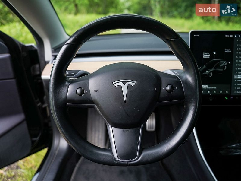 Седан Tesla Model 3 2019 в Киеве