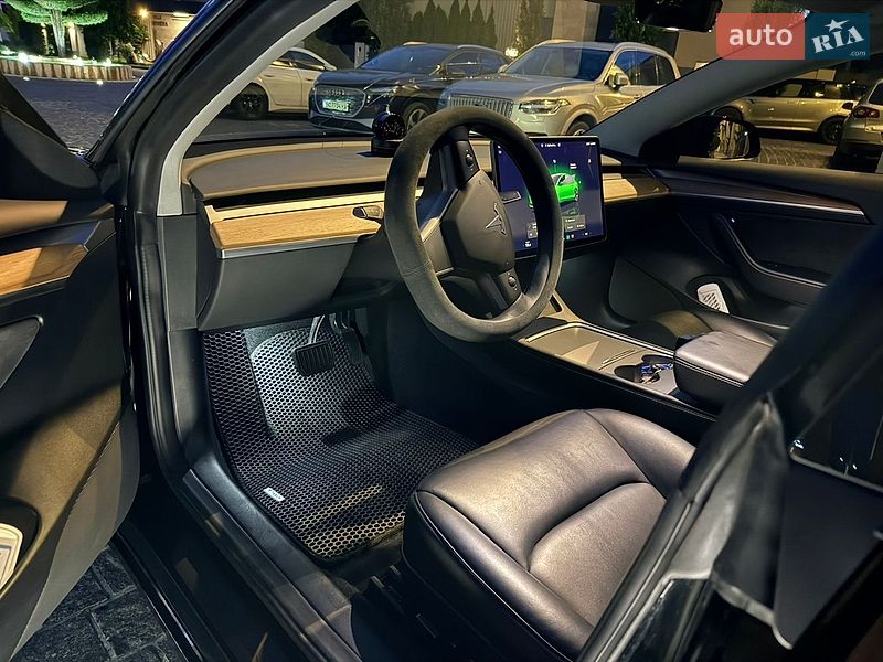 Седан Tesla Model 3 2022 в Львове