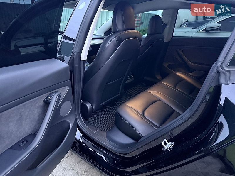 Седан Tesla Model 3 2022 в Львове