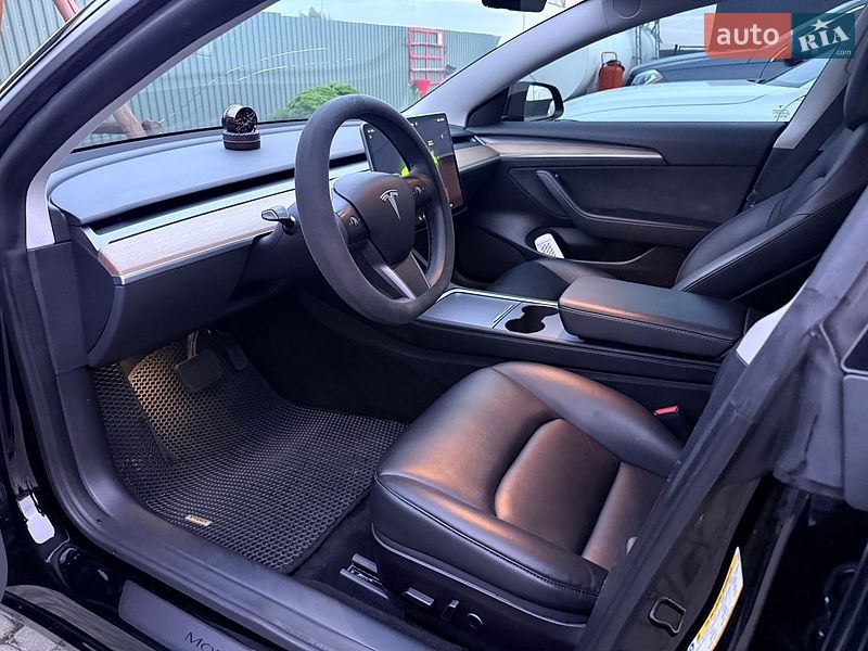 Седан Tesla Model 3 2022 в Львове