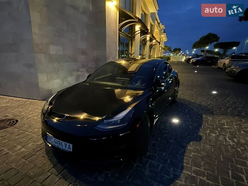 Седан Tesla Model 3 2022 в Львове