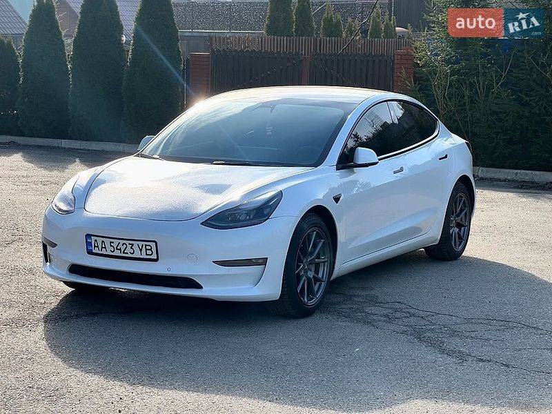 Седан Tesla Model 3 2021 в Львове