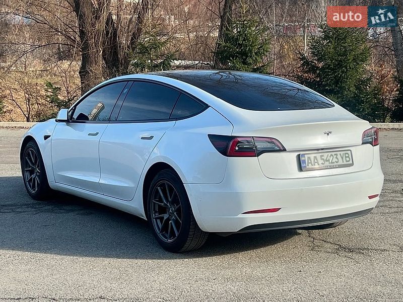 Седан Tesla Model 3 2021 в Львове