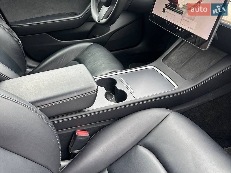 Седан Tesla Model 3 2022 в Киеве
