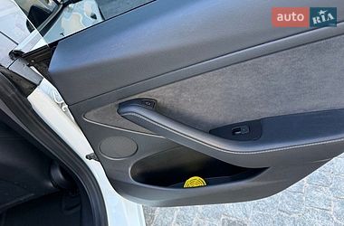 Седан Tesla Model 3 2021 в Києві