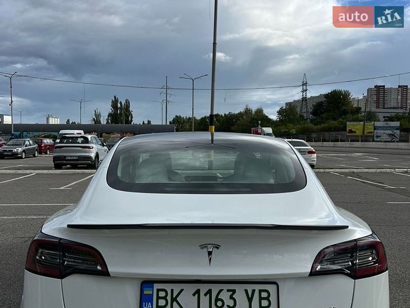 Седан Tesla Model 3 2021 в Киеве