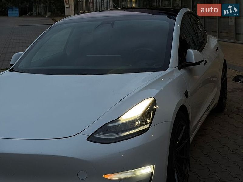 Седан Tesla Model 3 2019 в Львове