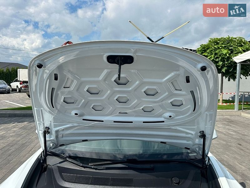 Седан Tesla Model 3 2019 в Луцке