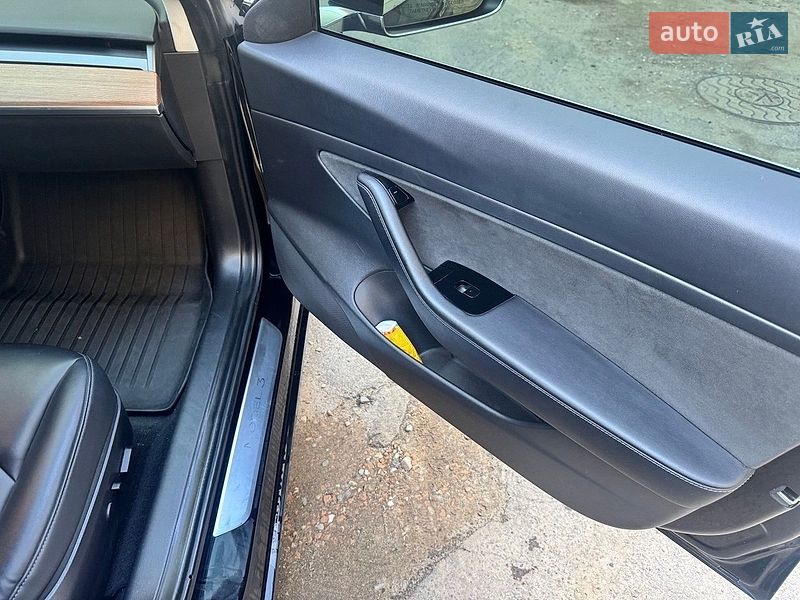 Седан Tesla Model 3 2019 в Дрогобыче