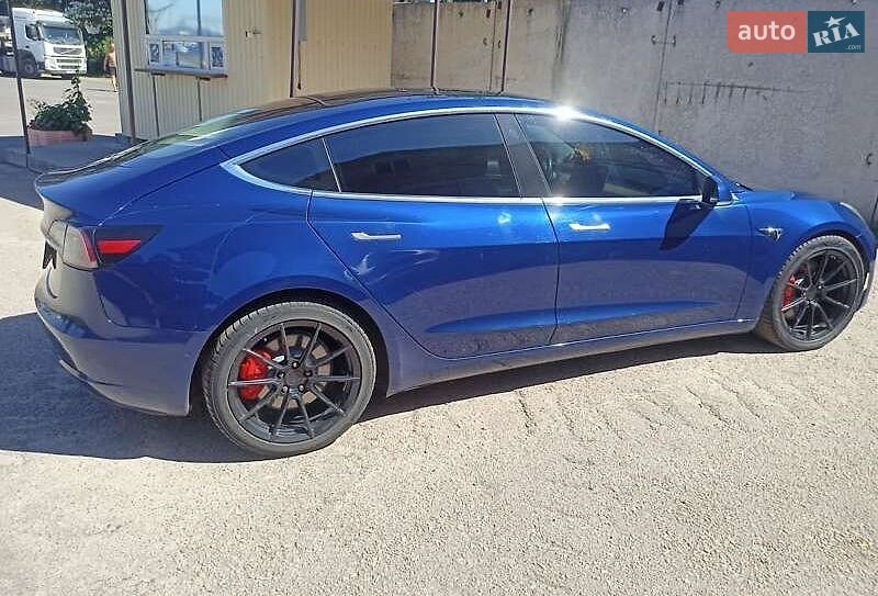 Седан Tesla Model 3 2019 в Львове