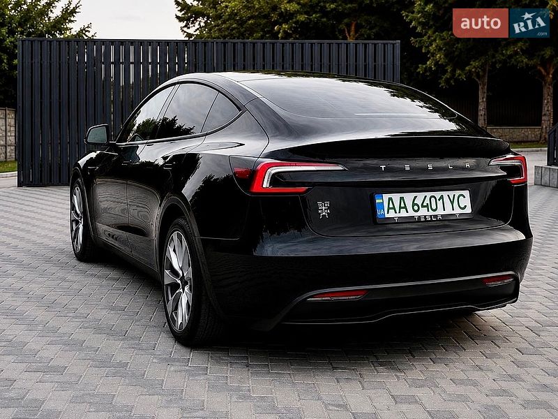 Седан Tesla Model 3 2024 в Києві