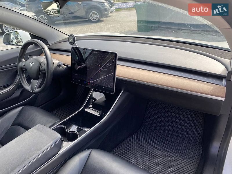 Седан Tesla Model 3 2020 в Львове