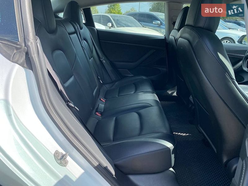 Седан Tesla Model 3 2020 в Львове