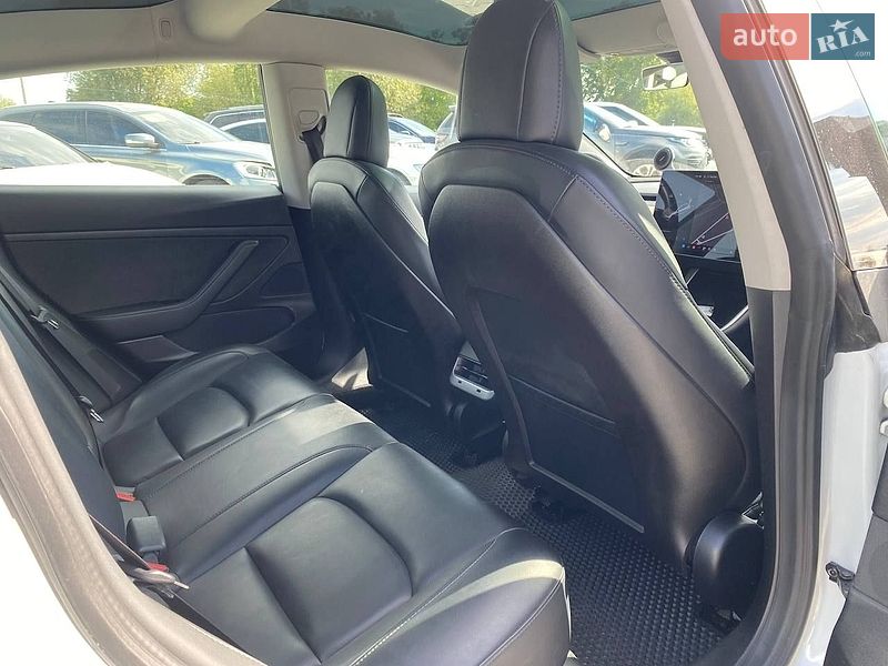 Седан Tesla Model 3 2020 в Львове