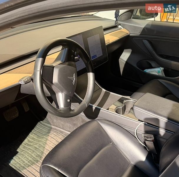 Седан Tesla Model 3 2018 в Ужгороде