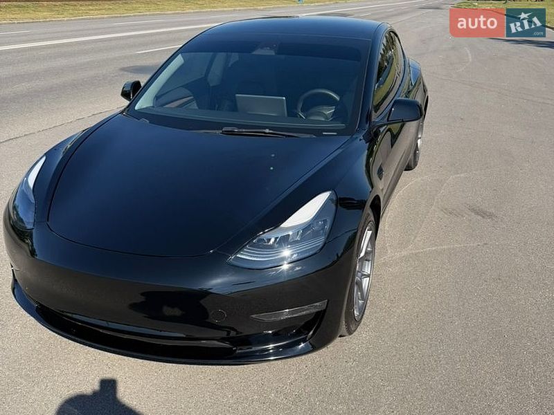 Tesla Model 3, фото з оголошення