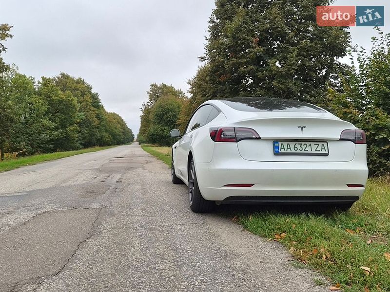 Седан Tesla Model 3 2021 в Киеве
