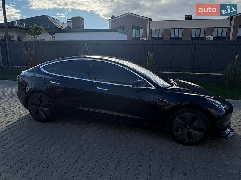 Седан Tesla Model 3 2018 в Ужгороде