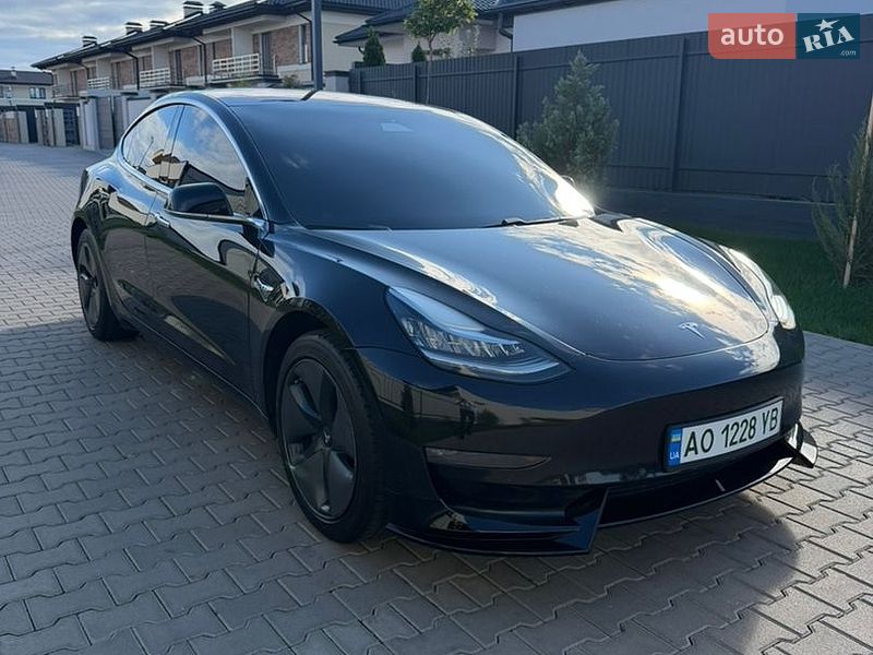 Седан Tesla Model 3 2018 в Ужгороді