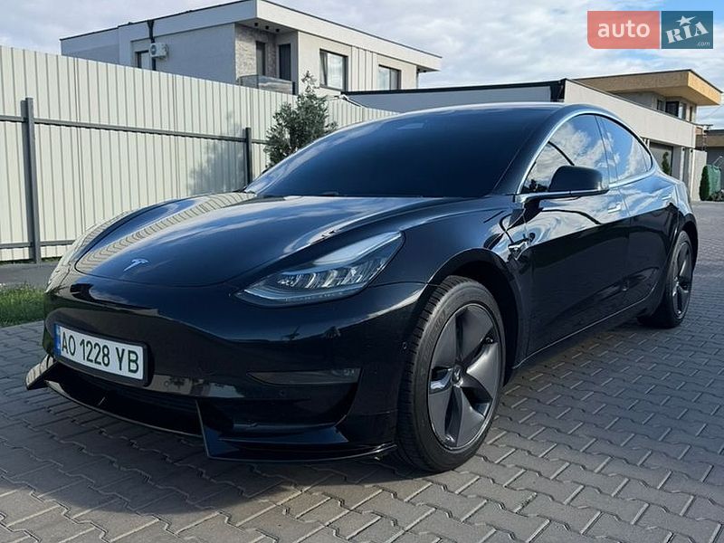 Седан Tesla Model 3 2018 в Ужгороді