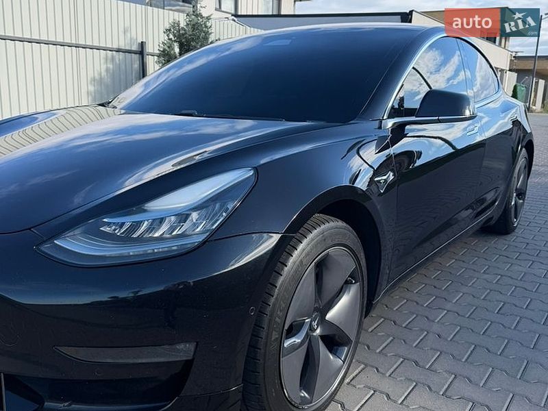 Седан Tesla Model 3 2018 в Ужгороде