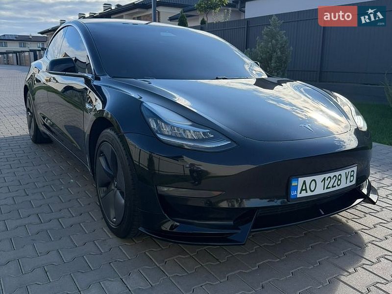 Седан Tesla Model 3 2018 в Ужгороді