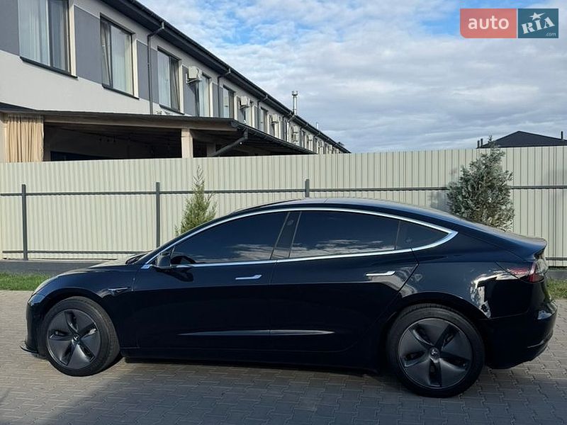 Седан Tesla Model 3 2018 в Ужгороді