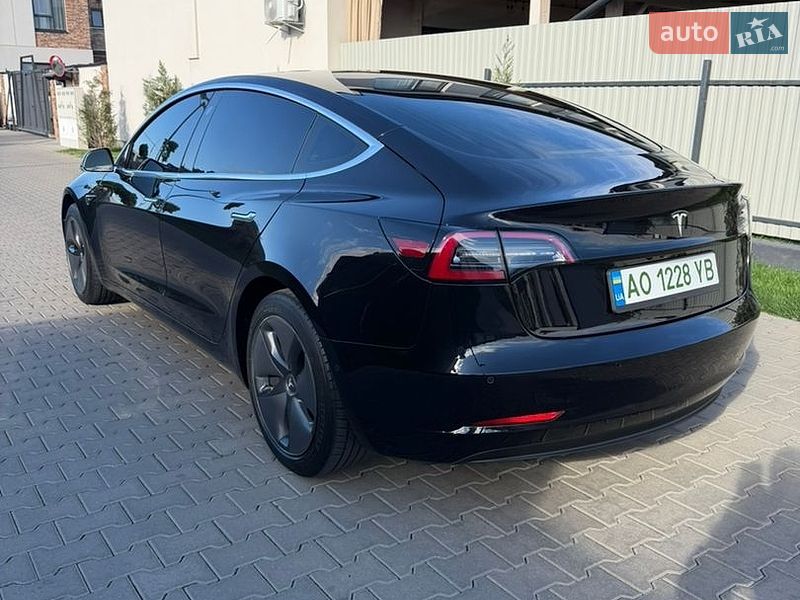 Седан Tesla Model 3 2018 в Ужгороді