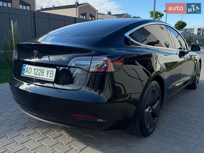 Седан Tesla Model 3 2018 в Ужгороде